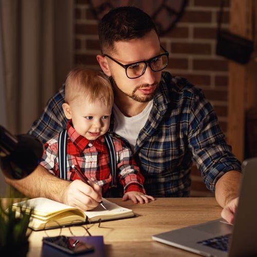 Daddy working. Папа и сын. Успешный папа. Папа с сыном дома. Сын дома.